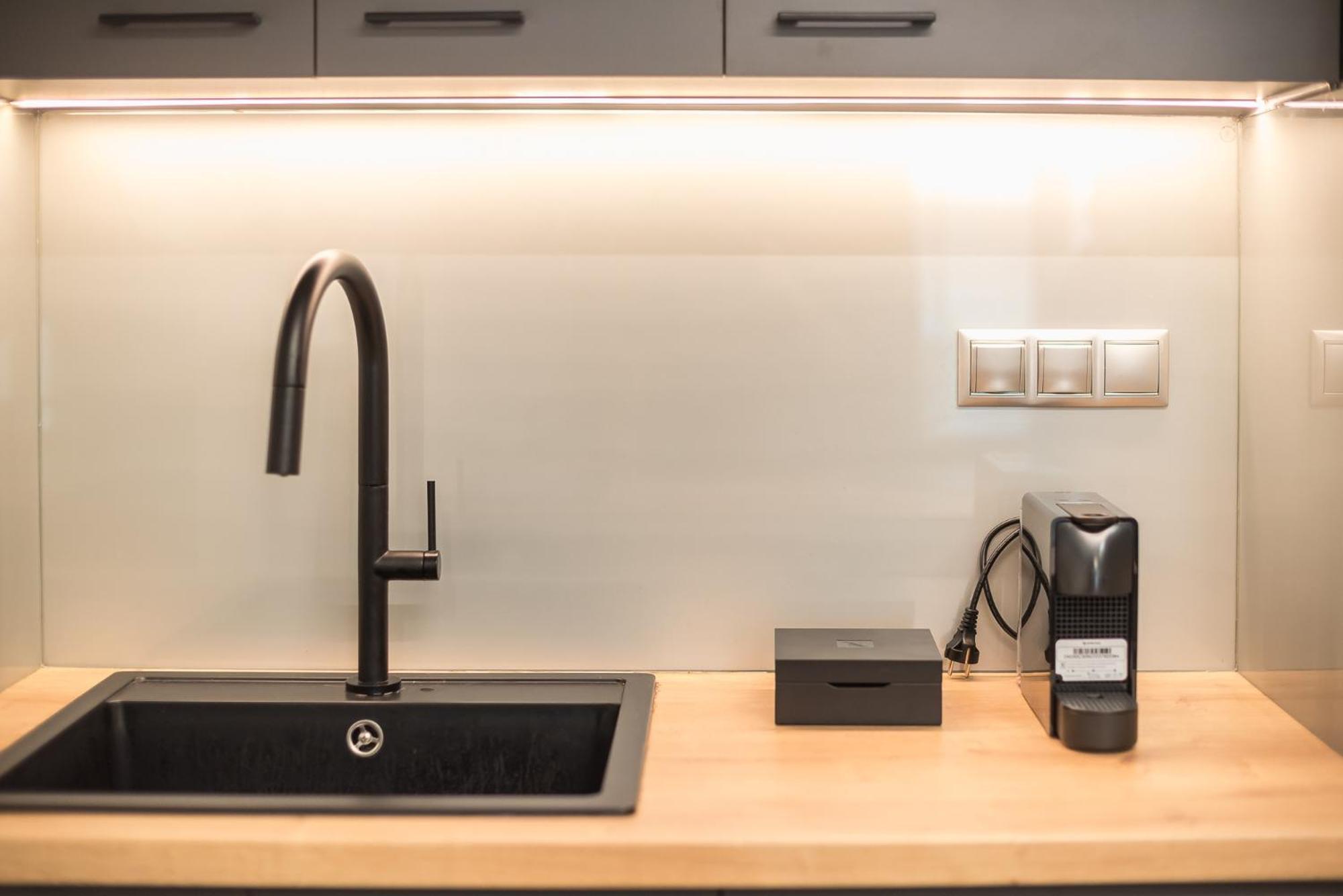 Newly Renovated Loft 1 Min Walk From Metro By Cloudkeys Appartement Athene Buitenkant foto